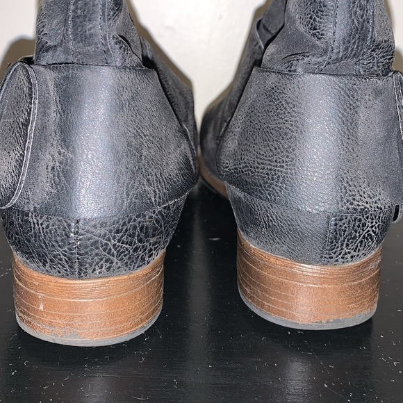 Crown Vintage Riding Boots.  Size 8.5.  Vegan Leather.  Lined. Large buckle. - Picture 6 of 8